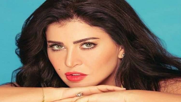 من مكة.. الفنانة السورية جمانة مراد توجه رسالة للأمة الإسلامية