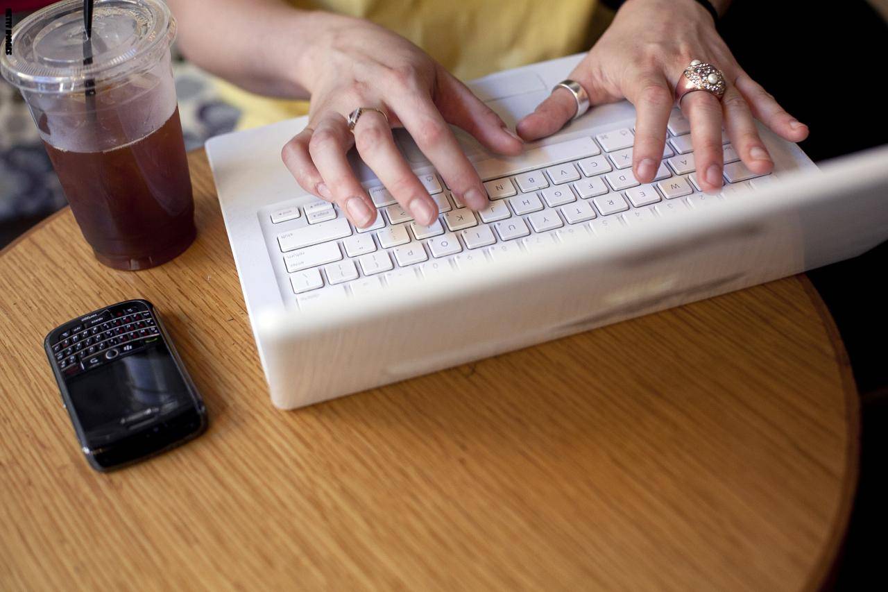 أبوظبي تحذر: هكذا تخدع شركات التوظيف الوهمية ضحاياها من خارج الإمارات