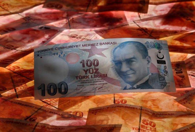 ليرة تركيا تهبط 3% مع إعادة فتح الأسواق والأنظار على الخلاف مع أمريكا