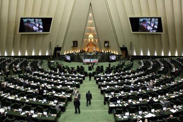 نواب إيرانيون أحالوا أسئلتهم حول المشاكل الإقتصادية الى القضاء...لم يقتنعوا بتفسير روحاني
