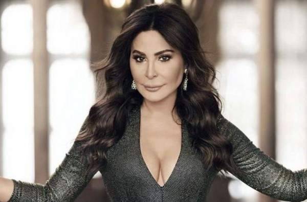 هكذا بدت إليسا بالأبيض على البحر في كريت اليونانية.. بالصور