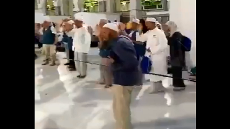 ما سبب مغادرة الحجاج الصينيين الحرم المكي بهذه الطريقة؟!