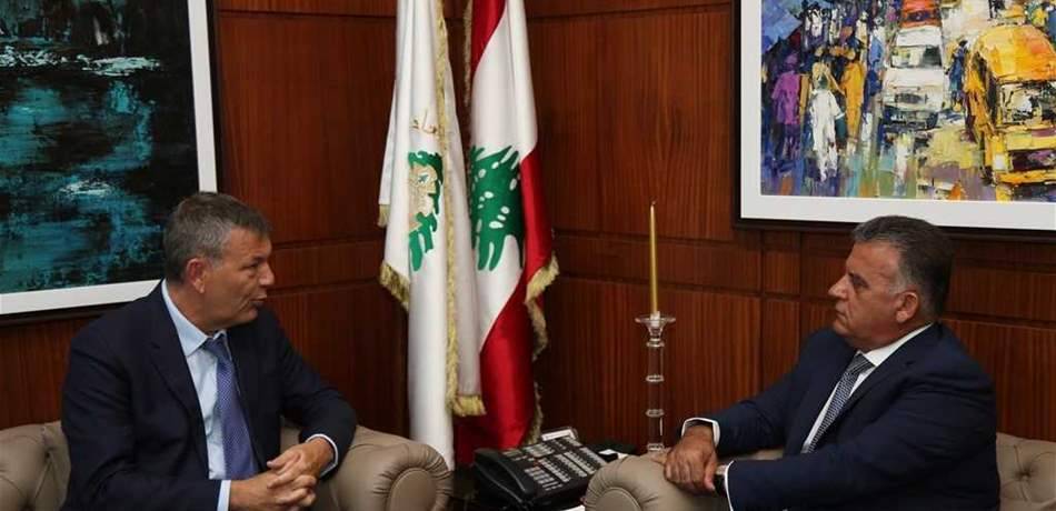 اللواء ابراهيم يتابع شؤون النازحين السوريين مع لازاريني