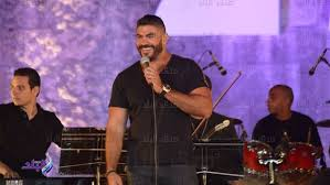 ​خالد سليم يقبّل خاتم زواجه... ويغنّي لزوجته