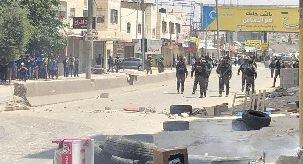 عشرات الفلسطينيين يشتبكون مع الجيش الإسرائيلي ومستوطنين لمنع مصادرة أراض