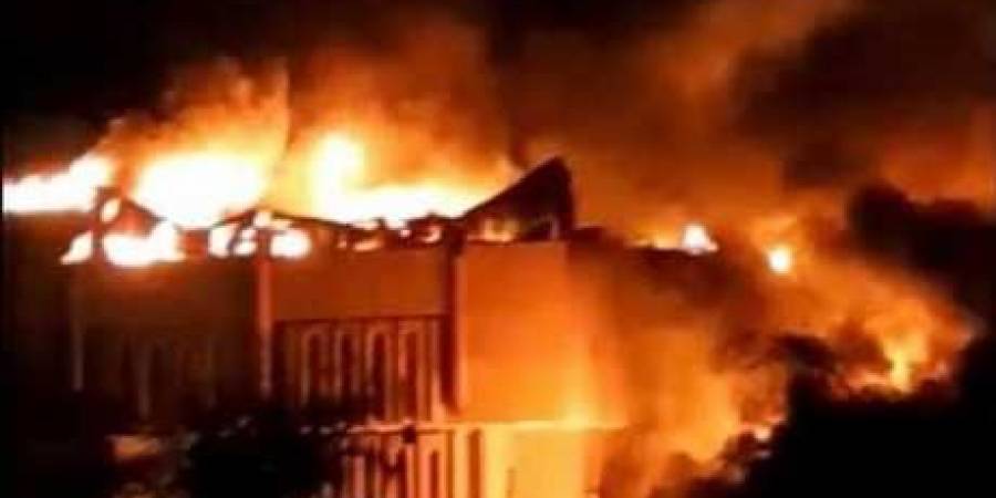 المتظاهرون يحرقون مركز محافظة البصرة بكامله