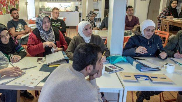 في الغارديان: تزايد مشاعر العداء للمهاجرين قبيل انتخابات السويد