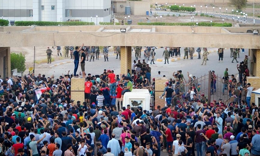 الداخلية العراقية: متظاهرون يحاصرون مبنى محافظة البصرة وحريق في الطابق العلوي