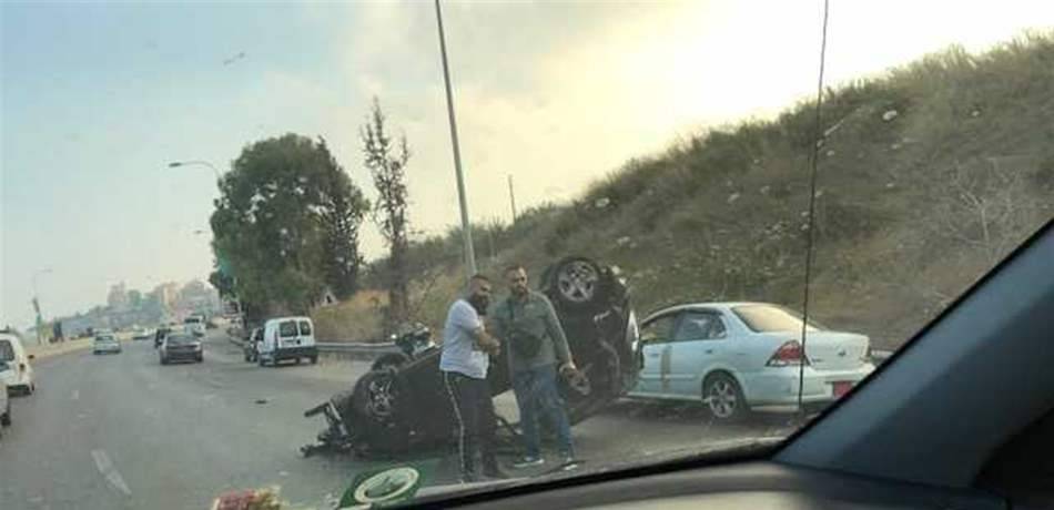 بالصور: قتيل على أوتوستراد السعديات بانقلاب سيارة