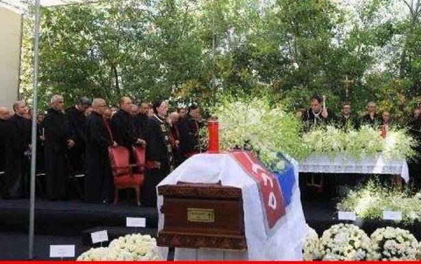 إهــدن تــودّع روبــير فرنــجيه

بــمأتم مُهيب رسمي وشعبي
