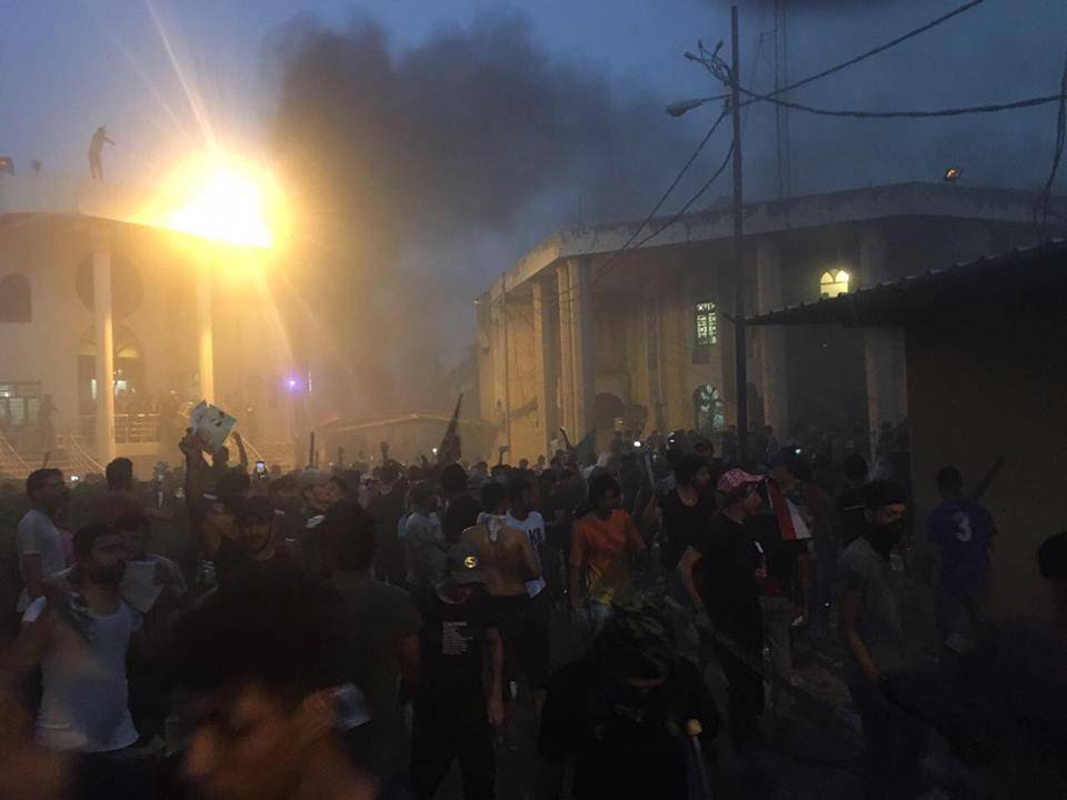 اقتحام مقر القنصلية الإيرانية في البصرة وإضرام النار فيه۔۔ بالفيديو والصور