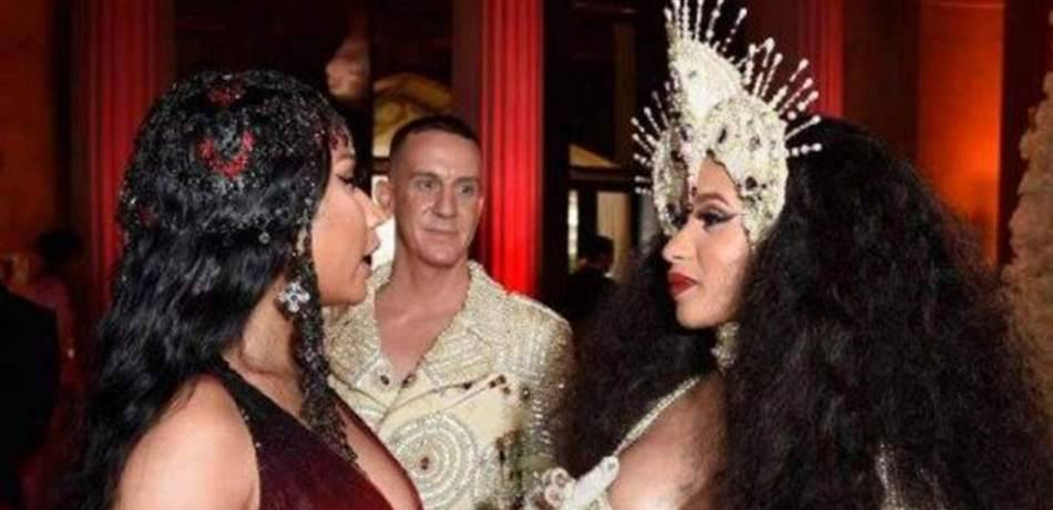 فناناتان عالميتان يتضاربان بالأحذية في كواليس أسبوع نيويورك للموضة!