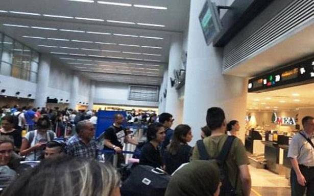 الفوضى تعمّ مطار بيروت... والباحات تزدحم بالمسافرين !!!

نظام تسجيل الحقائب يتوقف عن العمل ويشلّ حركة الطيران...

الحريري يبحث الأوضاع والحسن يُحمّل الشركة الملتزمة المسؤوليّة