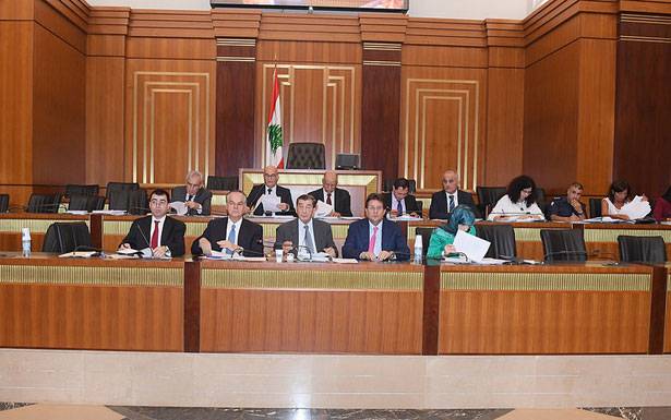 وزير الطاقة : «توتال» مُلزمة تنفيذ العمل في البلوكين 4 و9

«اللجان المشتركة» أقرّت قانون مُكافحة الفساد في قطاع البترول

الفرزلي وأبي خليل والموسوي : نأمل إقراره في الهيئة العامة