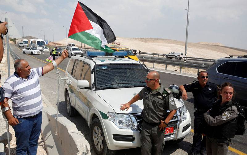 فلسطينيون يقيمون بيوتا من الصفيح قرب تجمع الخان الأحمر المهدد بالهدم