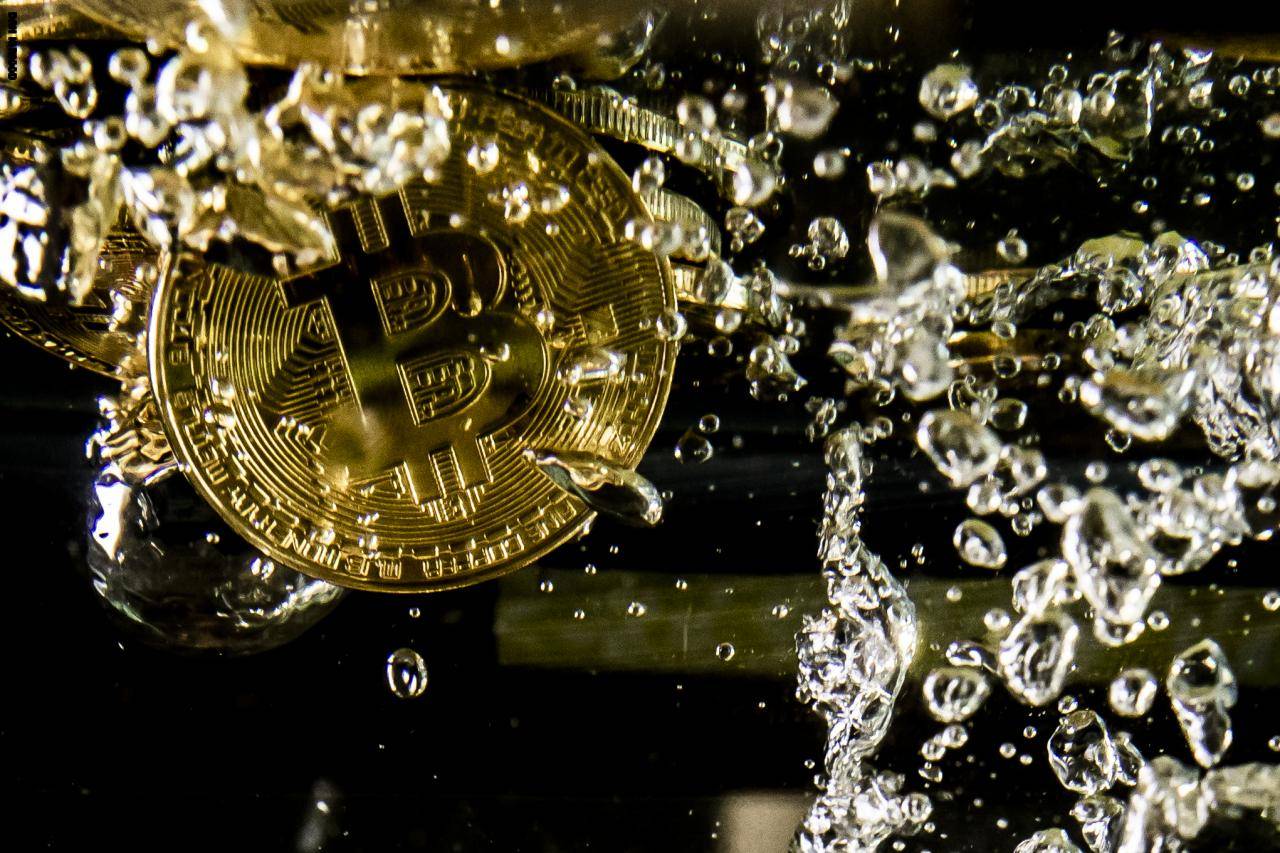 هيئة أمريكية تعلق تداول ورقتين ماليتين ترتبطان بعملات رقمية