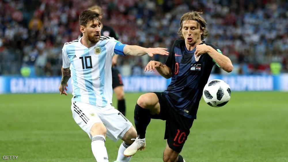 إنريكي يبدي رأيه بمودريتش.. ويقارنه بميسي