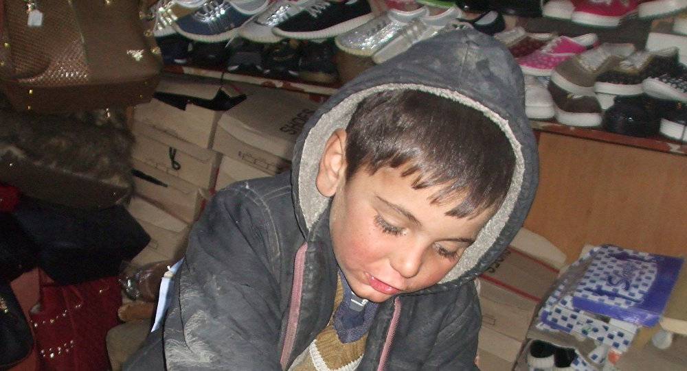 قبل لحظات من سقوط قذيفة... أب ينقذ آبنه -..بالفيديو