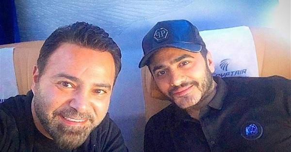 سيلفي تجمع عاصي الحلاني وتامر حسني داخل الطائرة... ما قصتها؟
