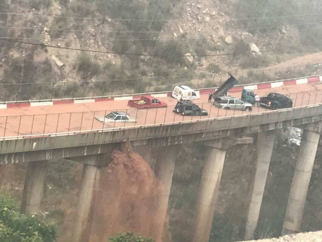 فقط في لبنان.. سباحة على الأوتوستراد ونهر نفايات
هل تعرّي الفضائح الأخيرة إهمال السياسيين؟
