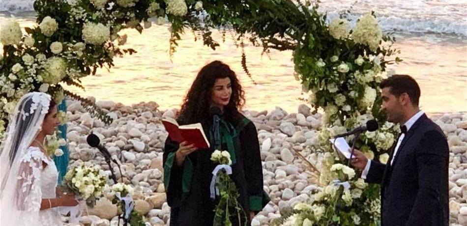 باسم الحبّ.. جمانة حداد "تزوّج" عروسين على شاطئ صور