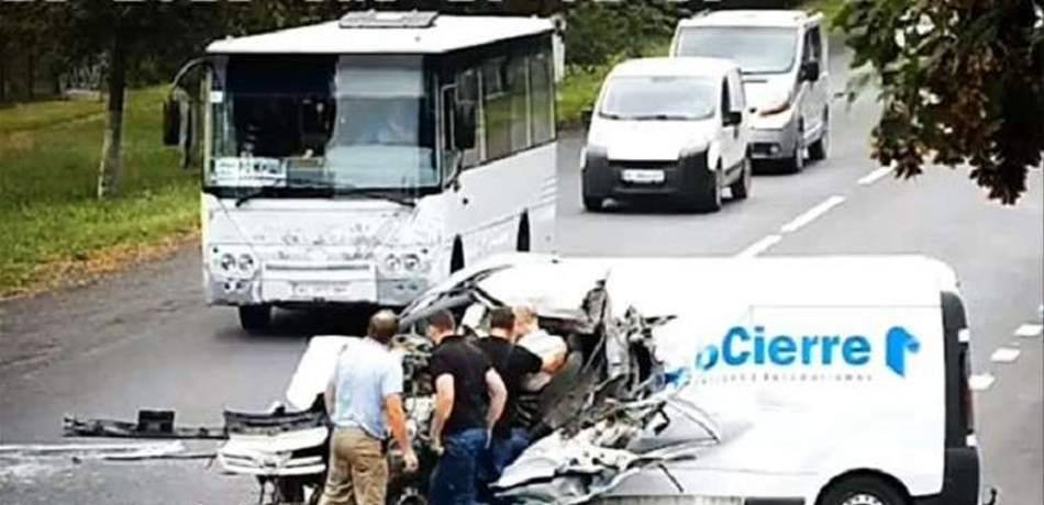 بالفيديو: حادث سير مرعب...سائق يغفو خلف مقود حافلته