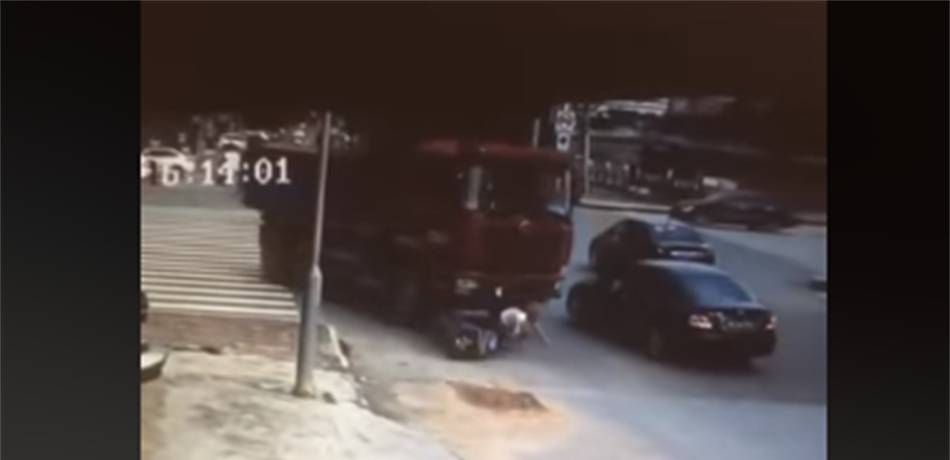 بالفيديو: شاحنة ضخمة تدهس فتاة لكنّها ...