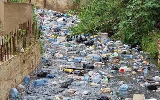 فقط في لبنان.. سباحة على الأوتوستراد ونهر نفايات
هل تعرّي الفضائح الأخيرة إهمال السياسيين؟