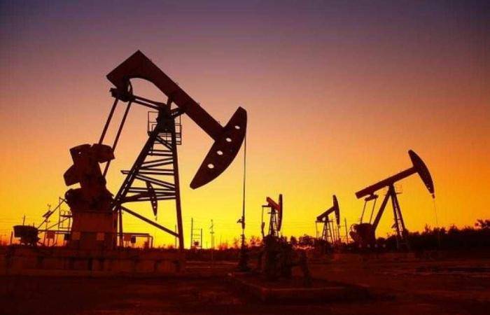 النفط ينخفض بفعل المخاوف الاقتصادية رغم شح المعروض