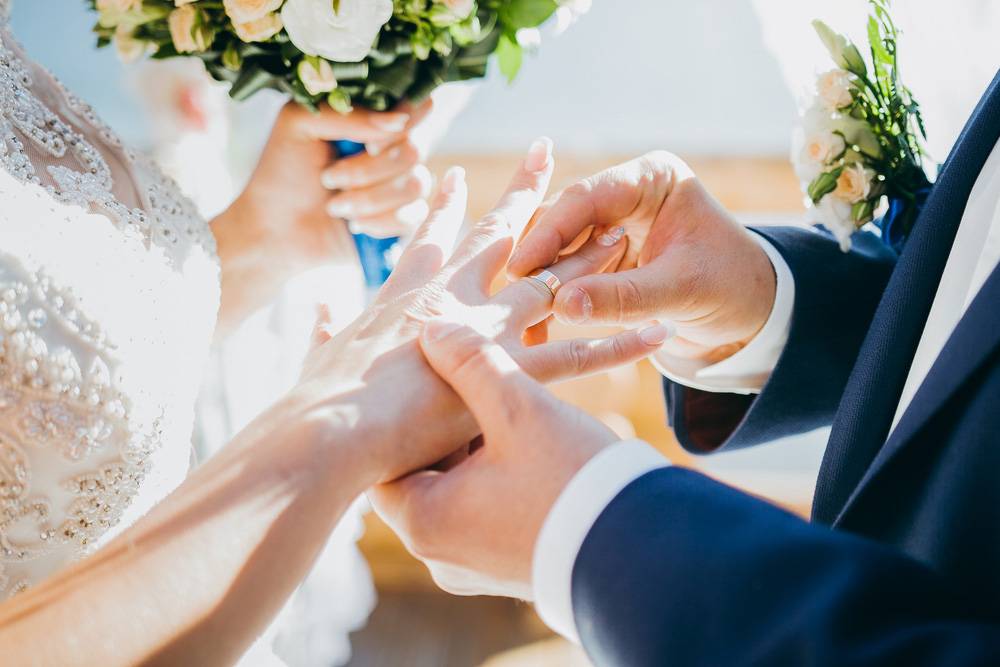 من هم النجوم الذين تزوجوا من أجل المال فقط؟