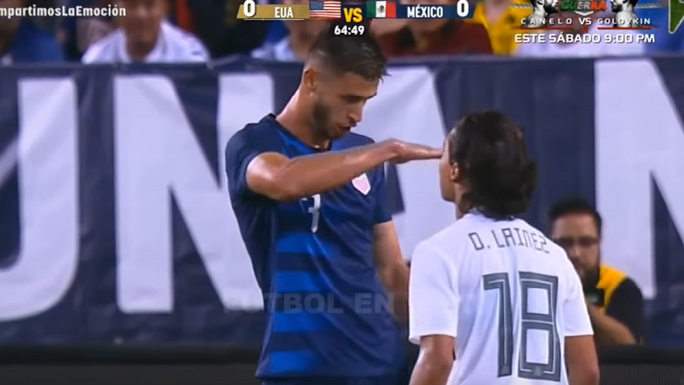 بالفيديو.. مدافع المنتخب الأميركي يسخر من قصر قامة منافسه المكسيكي