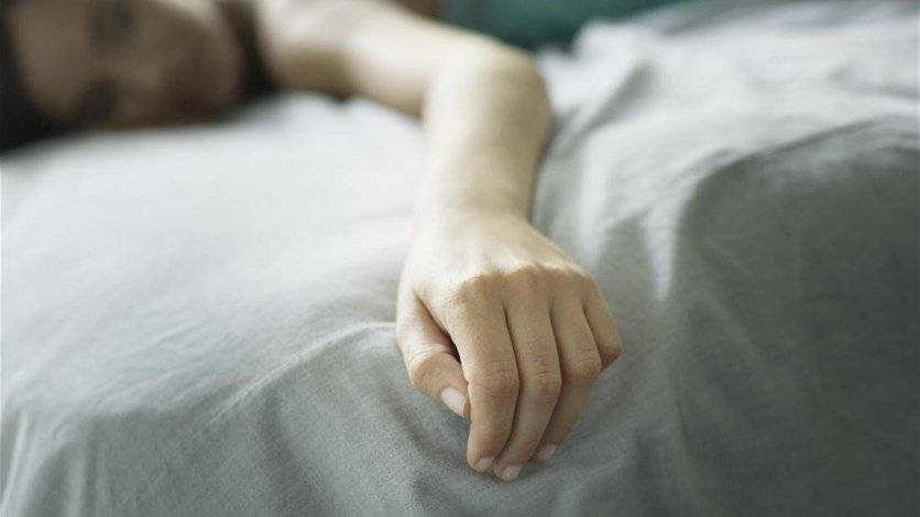 ما هي الأسباب وراء تنميل الذراعين خلال النوم؟