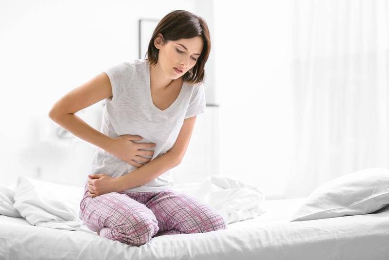 لا تتغاضي عن آلام البطن المتكرّرة... أسبابها كثيرة!