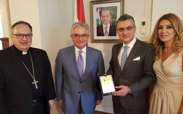 صفير يُـكــــرّم سفير لبـــنان في كنـــدا :

اللبناني لا يحبّ الفشل أو الإنحناء