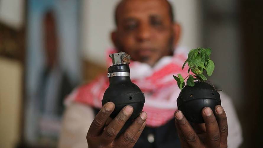 أبو عطايا.. جريح فلسطيني حول أداة قتله لأشكال فنية توحي بالحياة