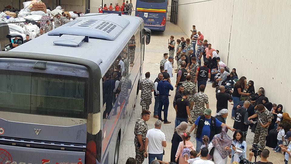 عائلات سورية بدأت بالتجمع في ملعب برج حمود تمهيدا للعودة الى بلادها