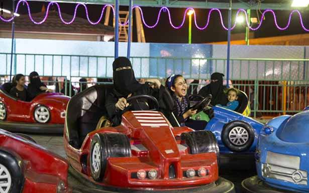 شروط تعجيزيّة للمرأة في السعوديّة... حتى في الترفيه... والرضوخ واجبٌ قسريّ