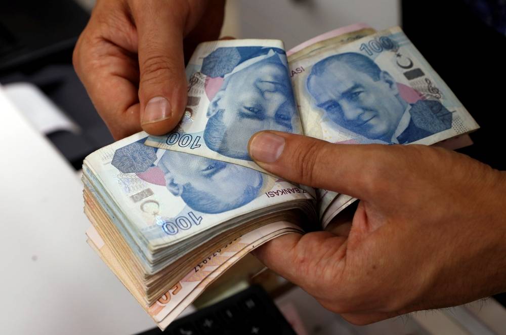 الليرة التركية تنخفض مقابل الدولار وتمحو مكاسب رفع الفائدة