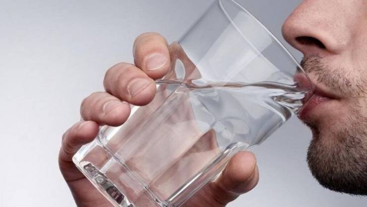 لهذه الأسباب... اشربوا الماء على معدة خاوية!