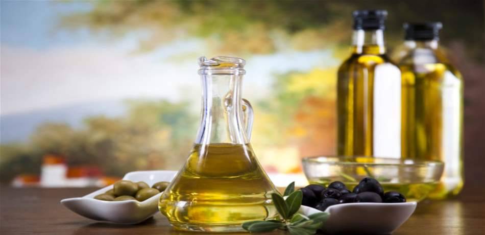 كريات صغيرة تطفو في زجاجات زيت الزيتون.. ما سببها؟