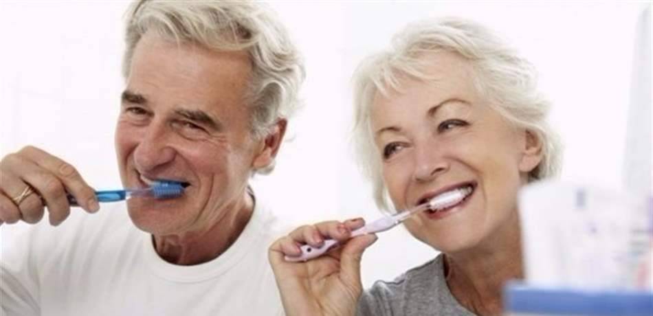 هكذا تتم العناية بأسنان كبار السن والمرضى