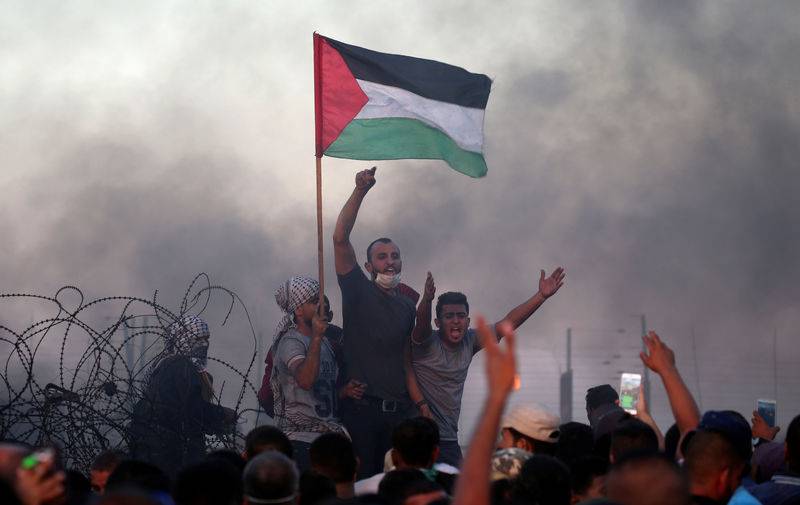 مسؤولون: مقتل فلسطيني وإصابة عشرات بنيران إسرائيلية خلال احتجاج في غزة