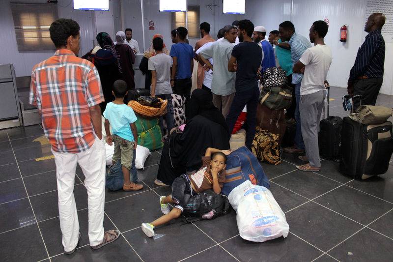 مسافرون ينتظرون في صفوف طويلة بمطار مصراته بعد إغلاق مطار طرابلس بسبب القتال