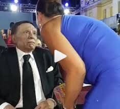 بالفيديو - نظرة عادل إمام لإعلامية شهيرة عند تقبيلها تثير جدلاً
