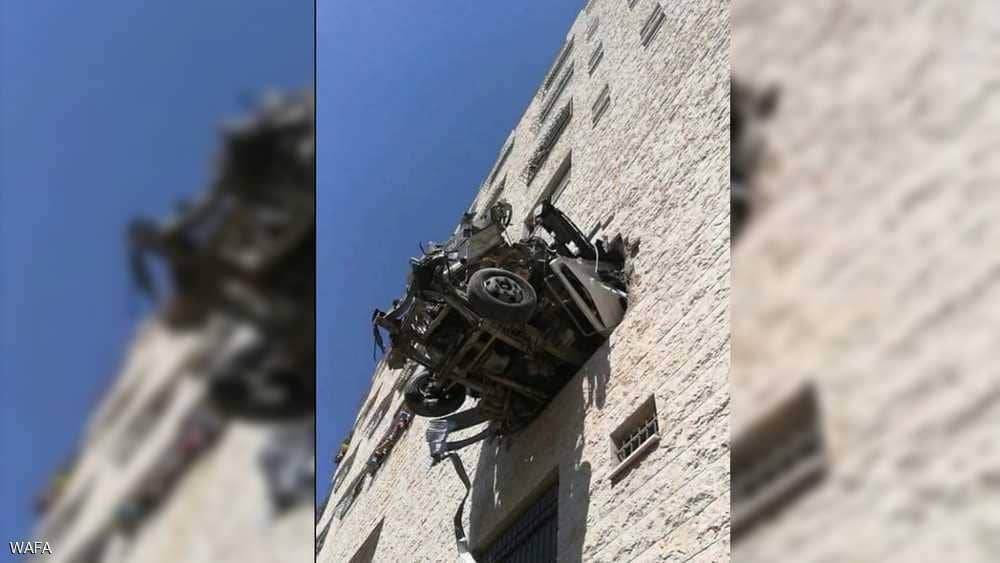 حادث سير غريب.. شاحنة علقت في النافذة