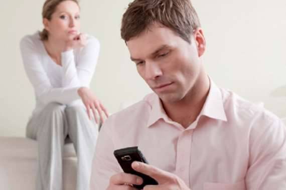 في حالِ وضعَ كلمة مرور على هاتفه... هكذا تتعاملين مع زوجكِ