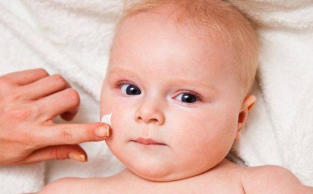 هكذا تحمين طفلكِ من جفاف البشرة!