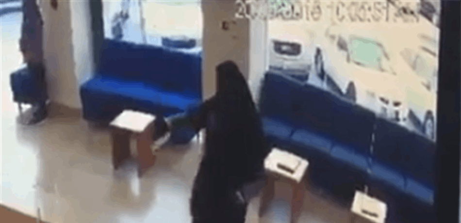 تنكر بزي امرأة منقّبة.. وسرق مصرفاً بـ"مسدّس أطفال"!