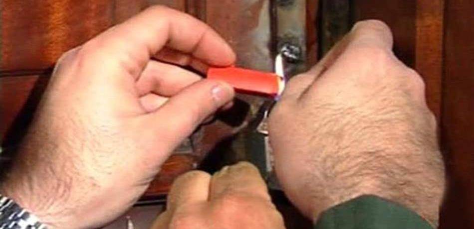 الأمن يقفل منزل فنّانة بالشمع الأحمر!