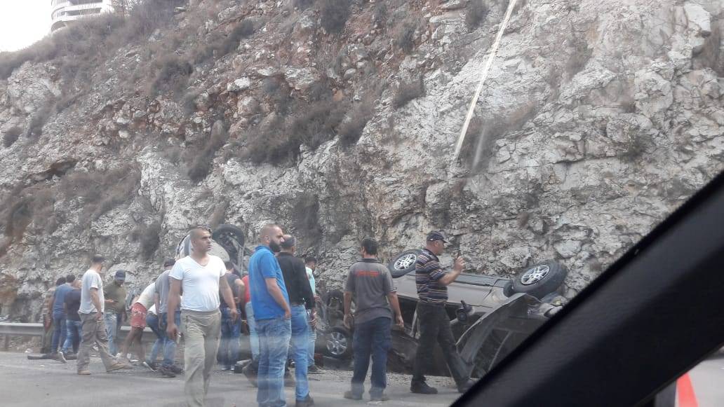 عدد من الجرحى بحادث سير على أوتوستراد الجية باتّجاه بيروت (صور)